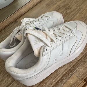 New Balance 302 Sneakers - White, size 6.5W/5M